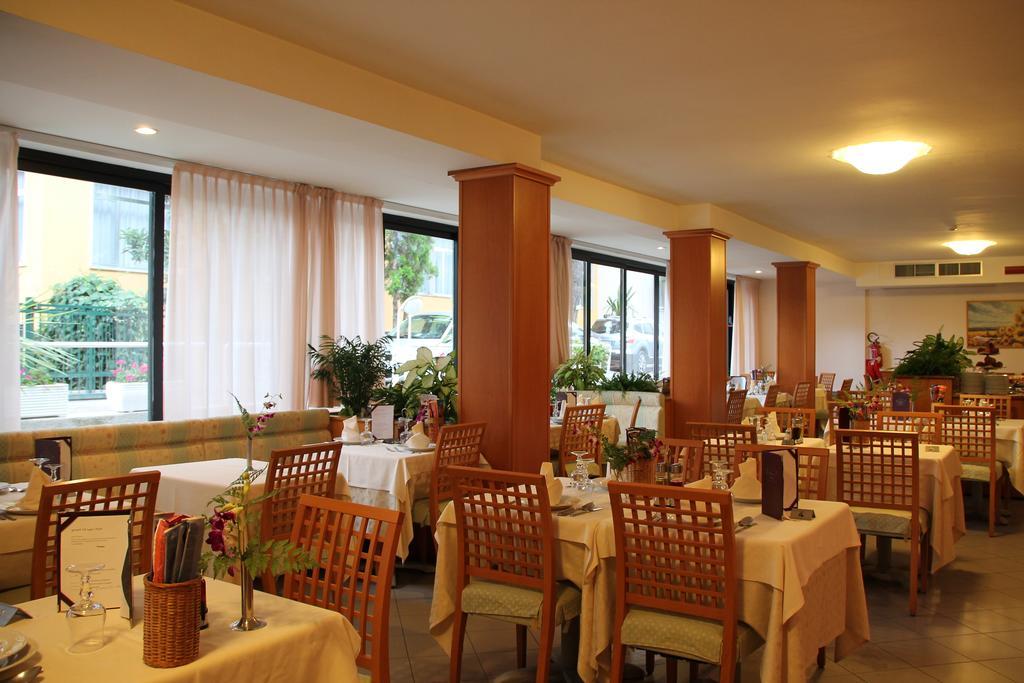 Hotel Helios Diano Marina Extérieur photo
