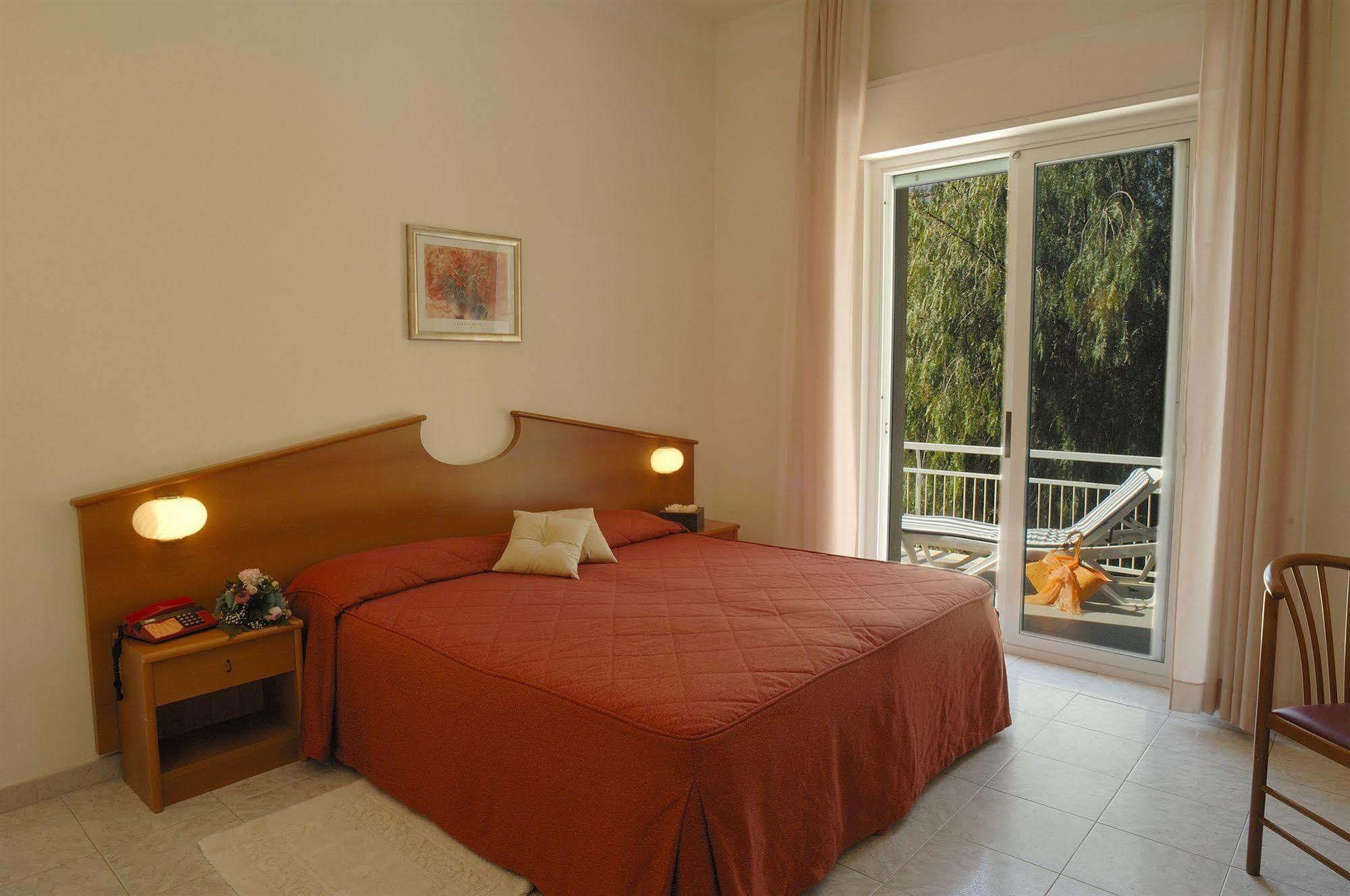 Hotel Helios Diano Marina Extérieur photo