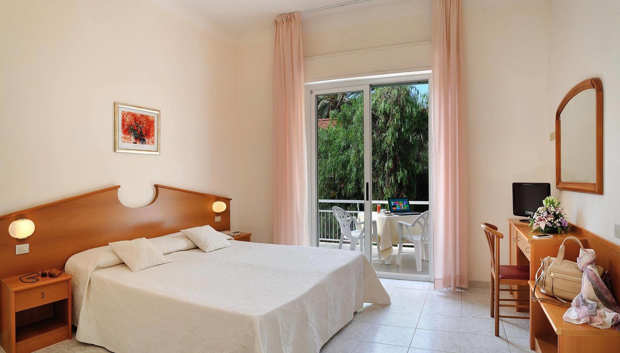 Hotel Helios Diano Marina Extérieur photo