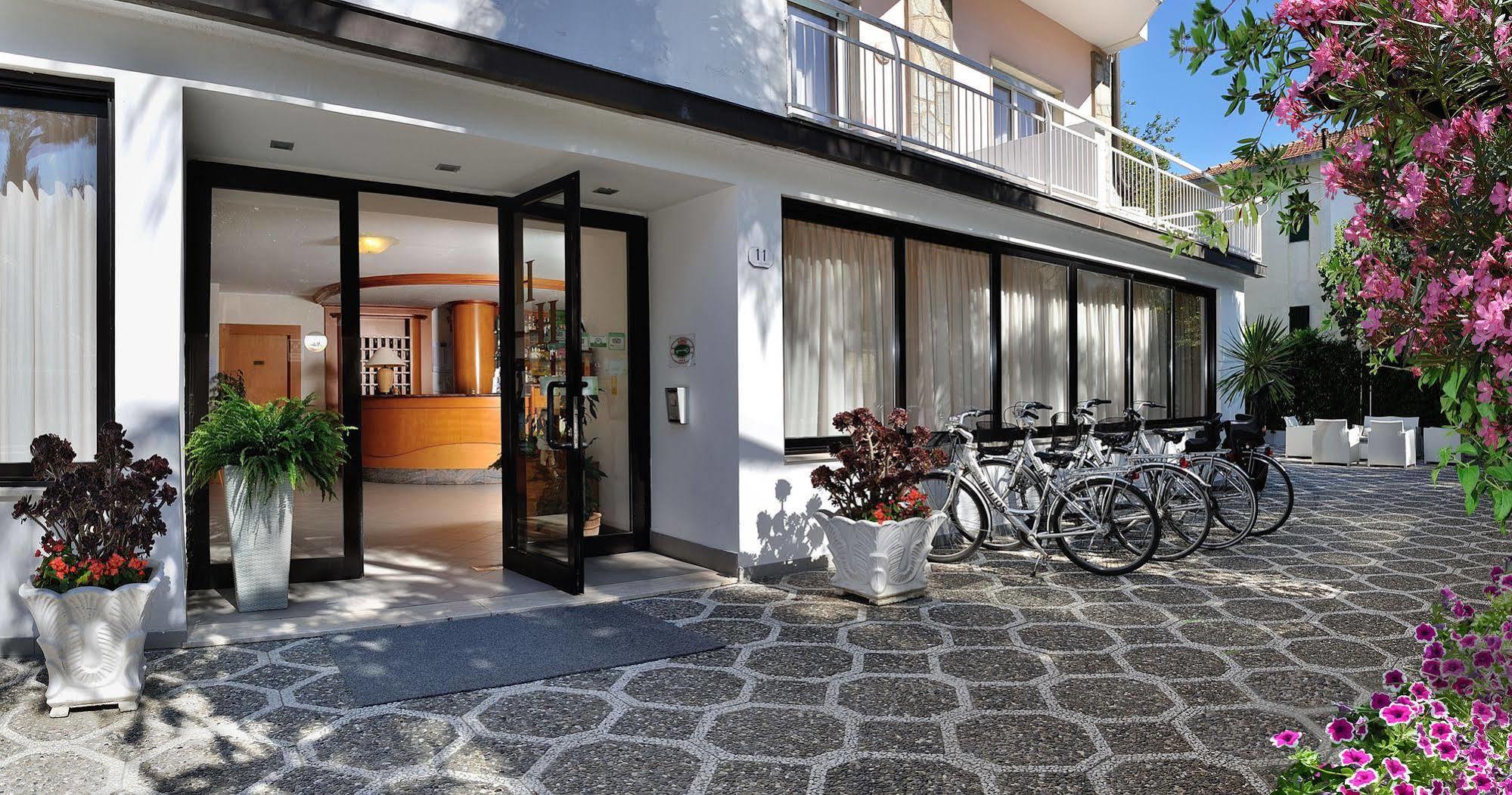 Hotel Helios Diano Marina Extérieur photo